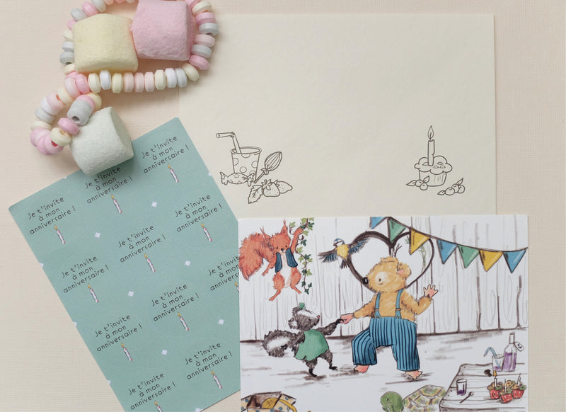 Le lot de cartes d'invitation d'anniversaire